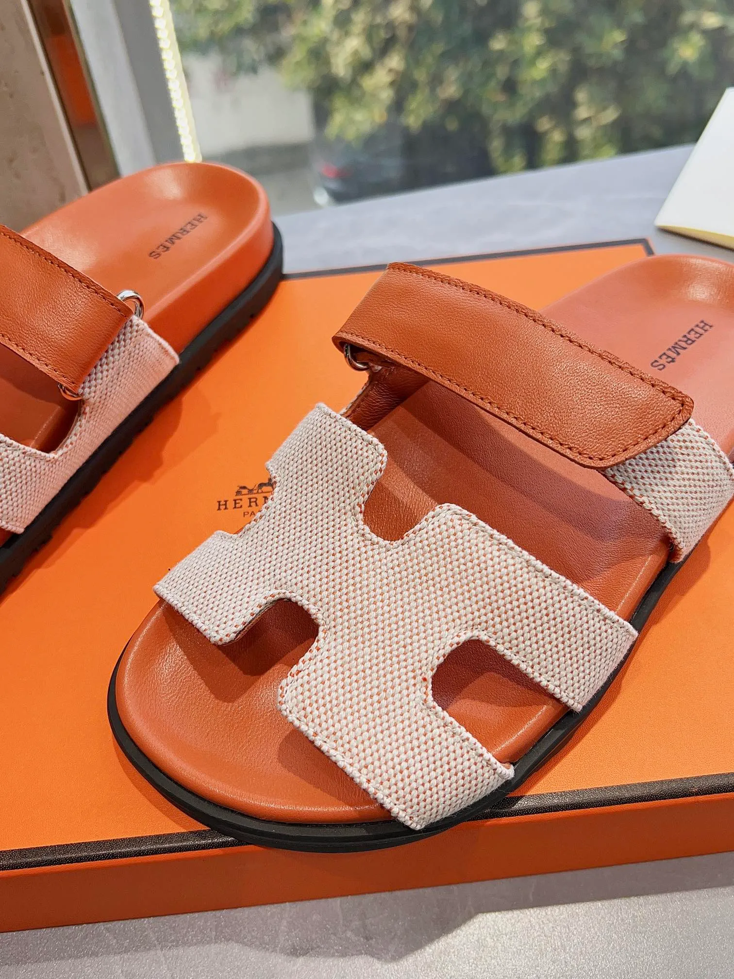 👟👟Ex-factory price 440👟👟 Men's size +10 H family 2024 spring and summer new style HERMES Hermes' recently popular couple's shoes, pig nose angle sandals and slippers, paired with various colorful socks, extremely trendy. Upper lining: imported original material. Outsole: non-slip and wear-resistant outsole. Size: Female 35-42 (40/42 non-returnable and non-exchangeable) Men’s size: 39-45 (45 is non-refundable and non-exchangeable)